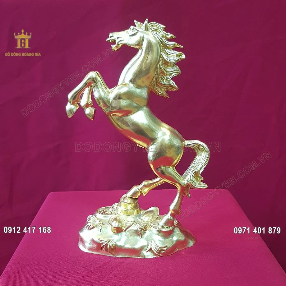 Tượng Ngựa phong thủy đứng tr&ecirc;n tiền bằng đồng v&agrave;ng